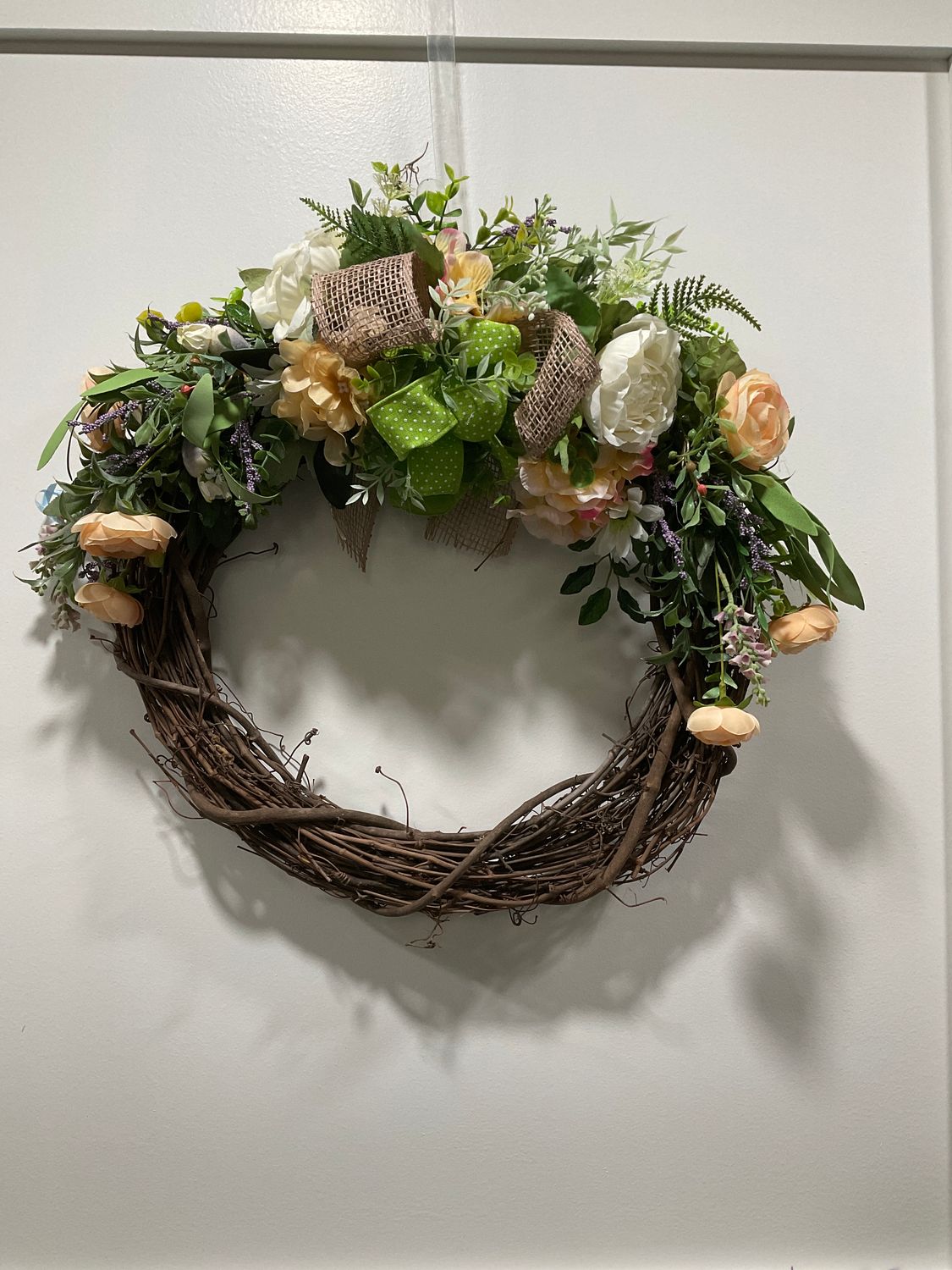 W-MNFT-Wreath Grapevine 18 in-Peach and White Flowers w/Burlap and Green Dotted Ribbon