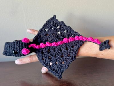 SC Dragon - Finger Puppet - Black/Hot Pink