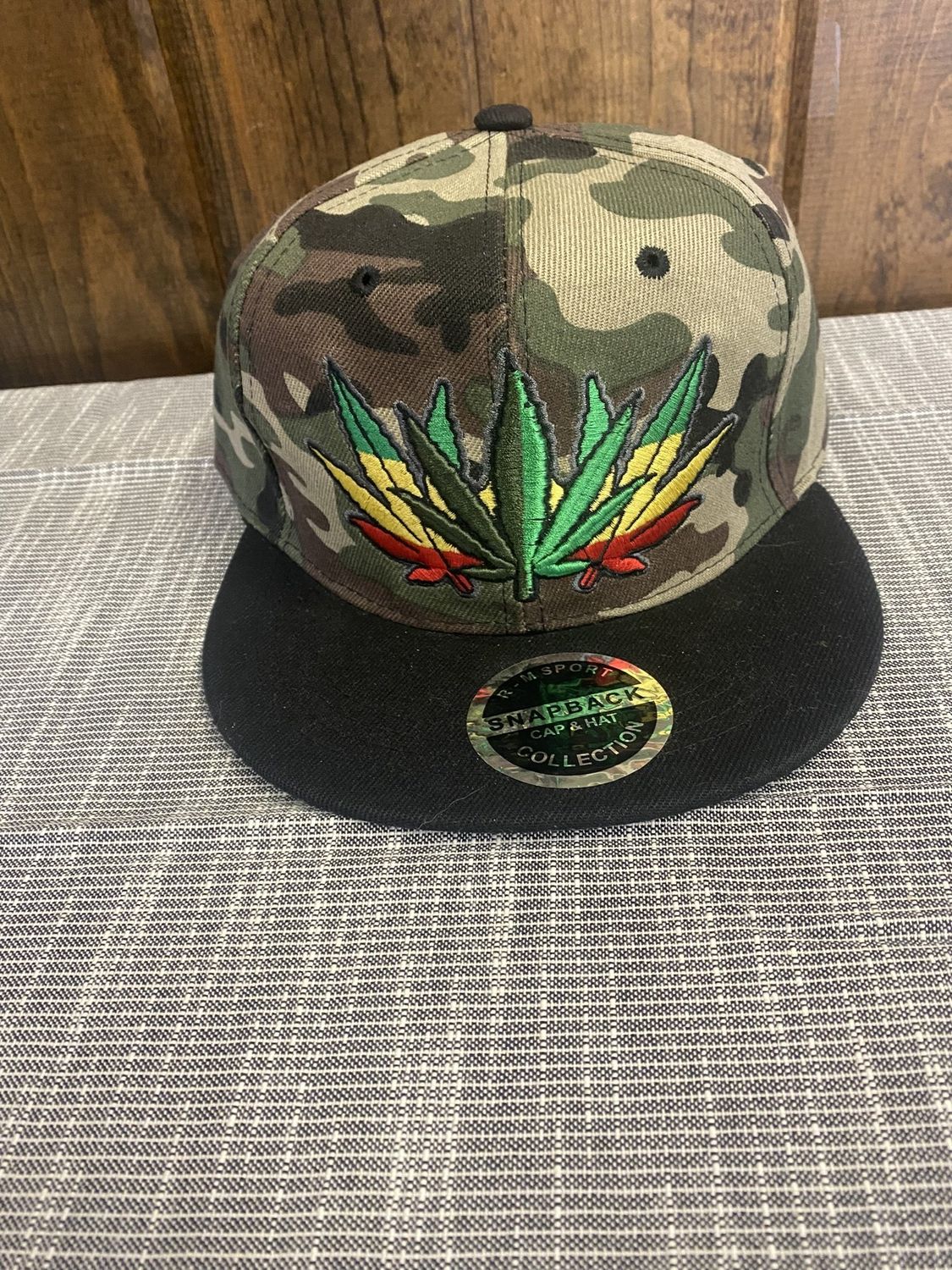 Snap Back Flat Bill Hat Embroidered Leaf (Black/camo)