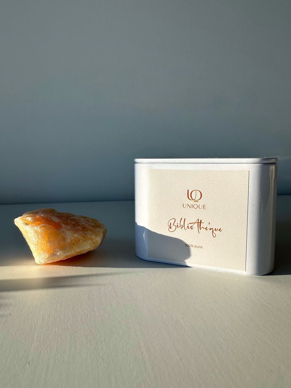 Soy candle in a white metal tin with lid. Fragrance &quot;Bibliotheque&quot;