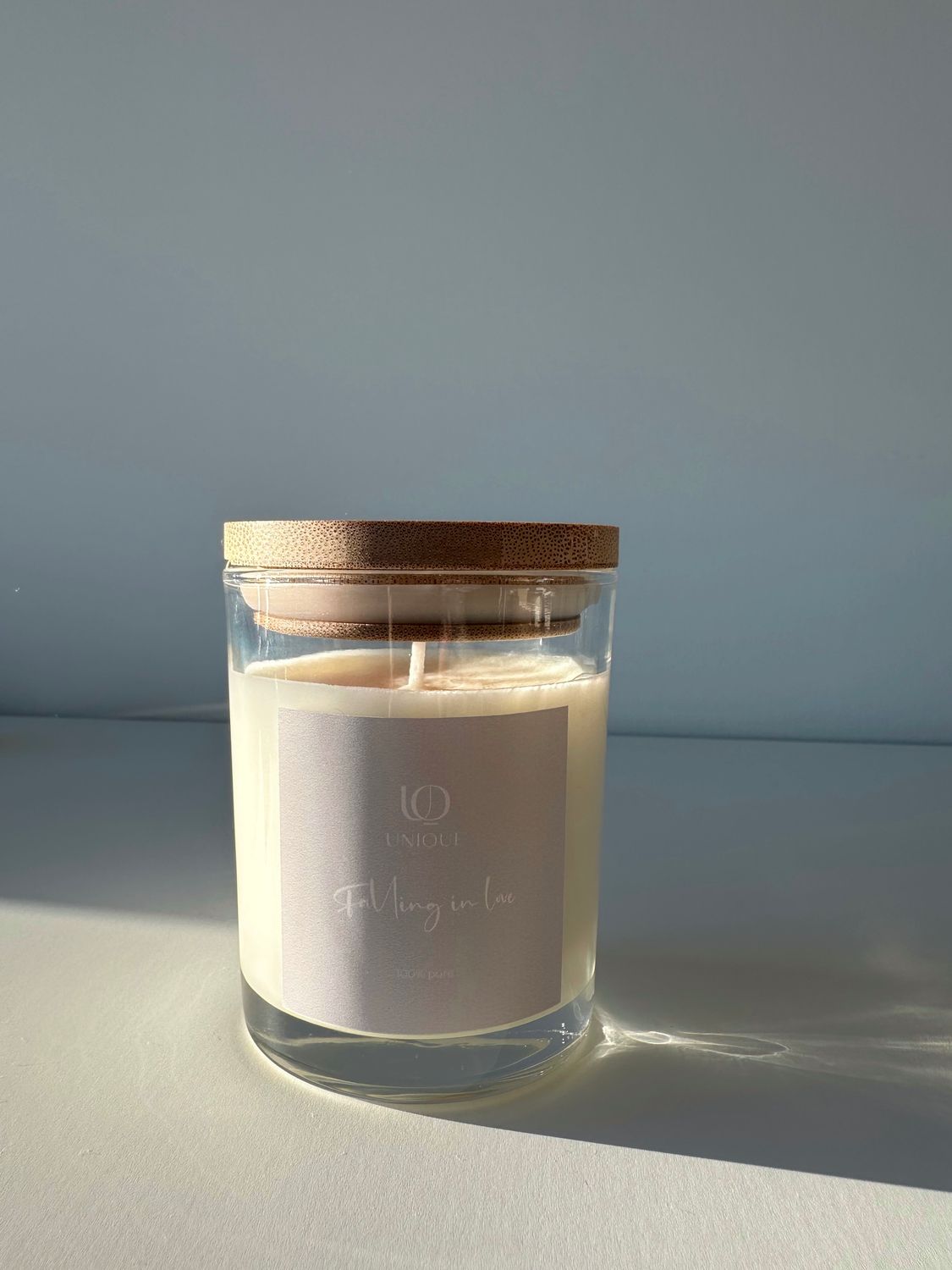 Soy candle in a glass jar with bamboo lid. Fragrance &quot;Falling in love&quot;