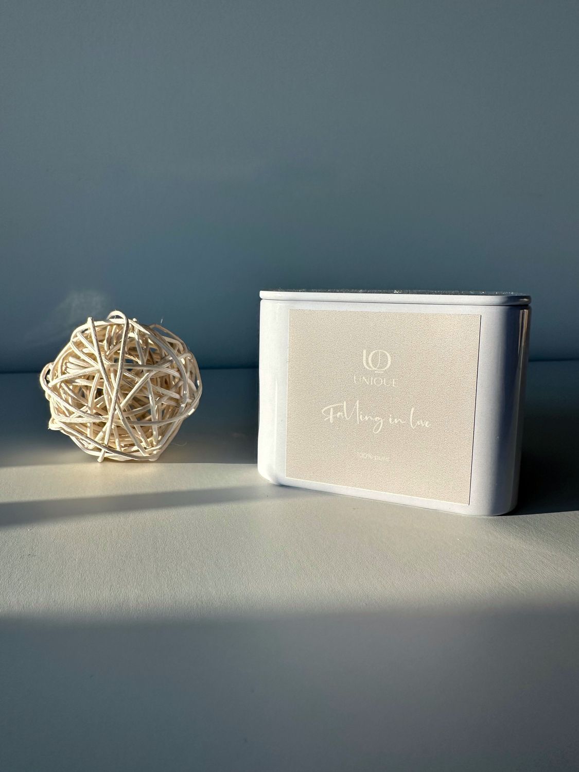 Soy candle in a white metal tin with lid. Fragrance &quot;Falling in love&quot;