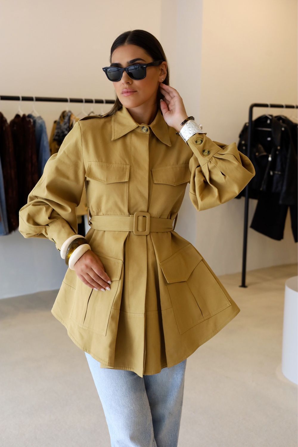PARKA COM PREGAS