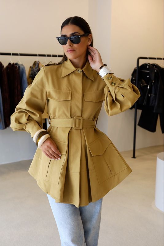 PARKA COM PREGAS