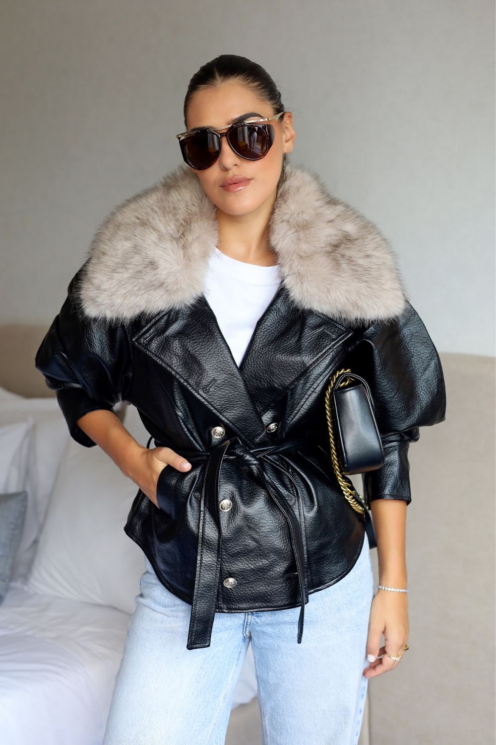 CASACO PRETO COM GOLA DE PELO