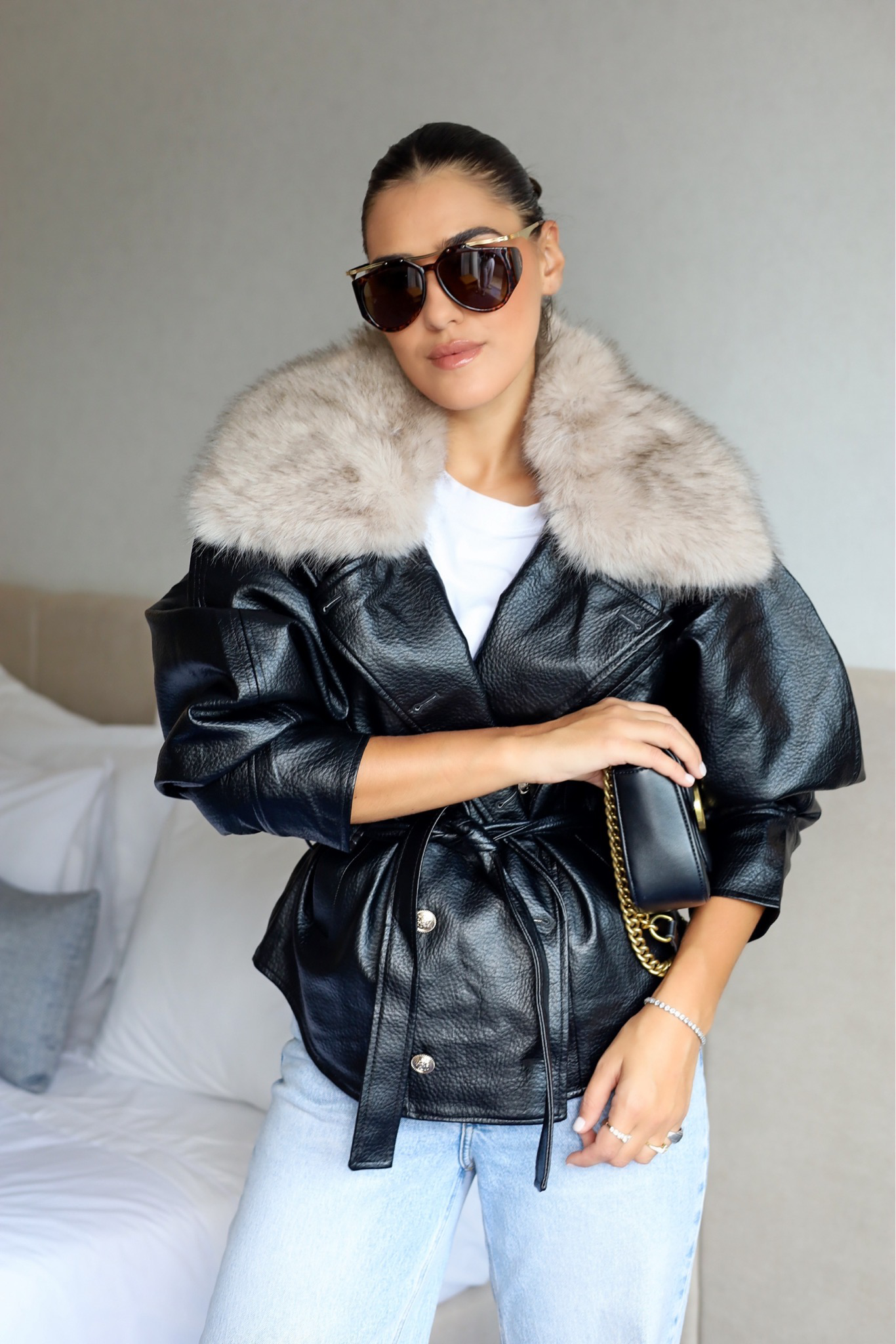 CASACO PRETO COM GOLA DE PELO