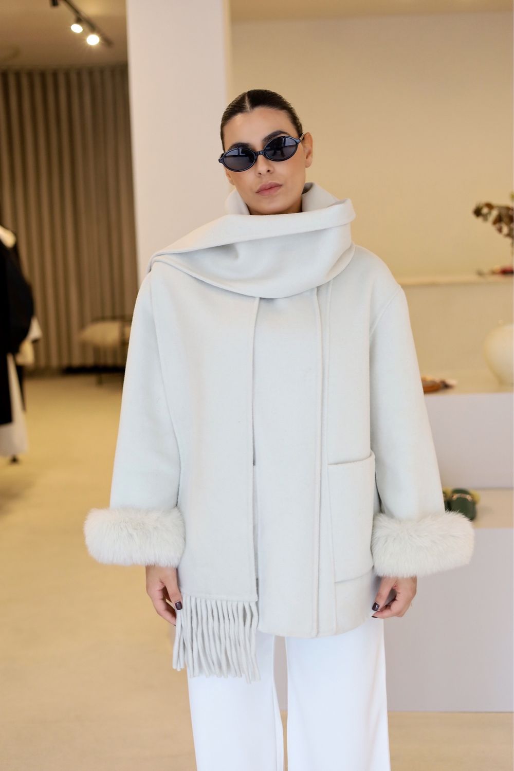 CASACO COM PUNHO EM PELO E CACHECOL