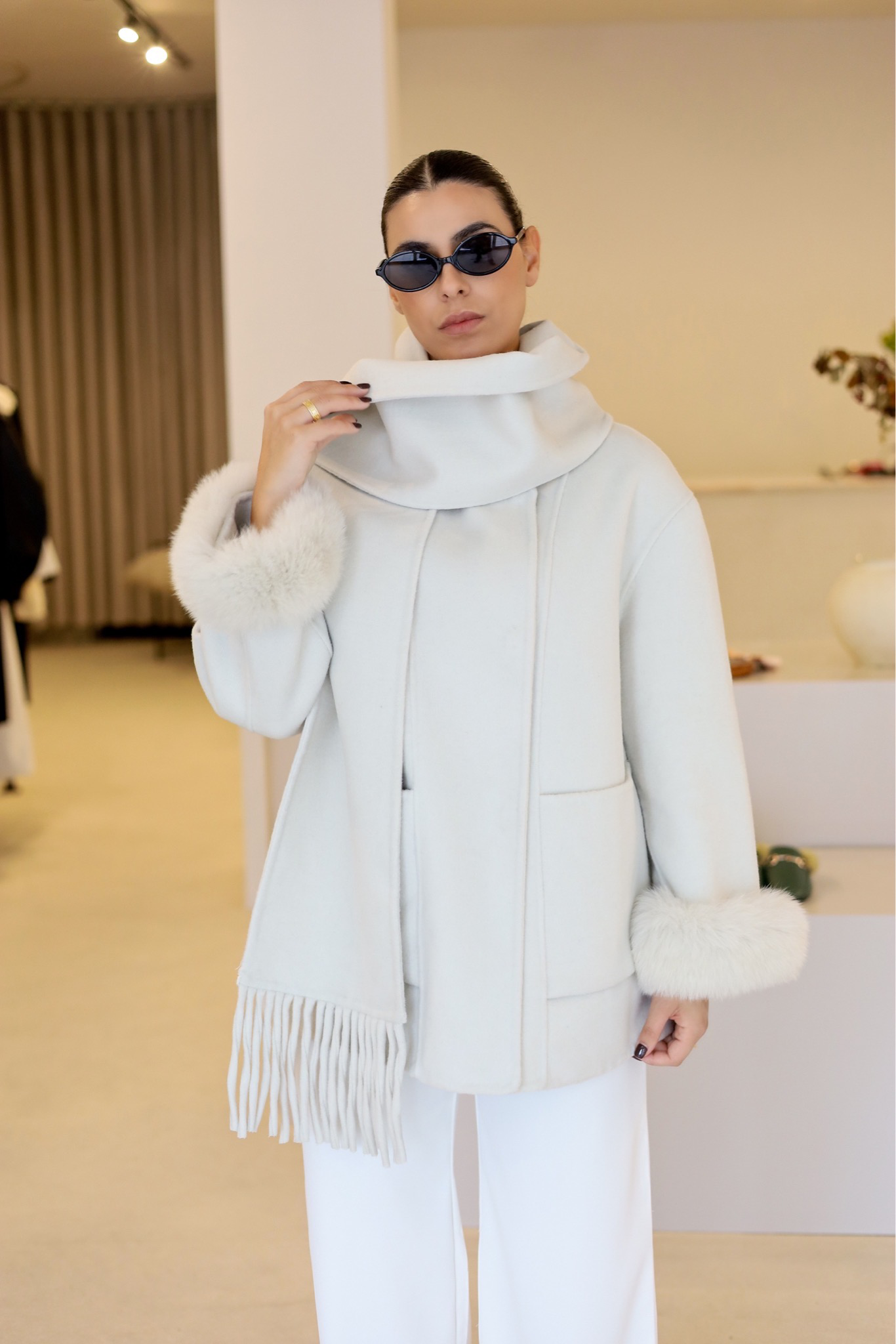 CASACO COM PUNHO EM PELO E CACHECOL