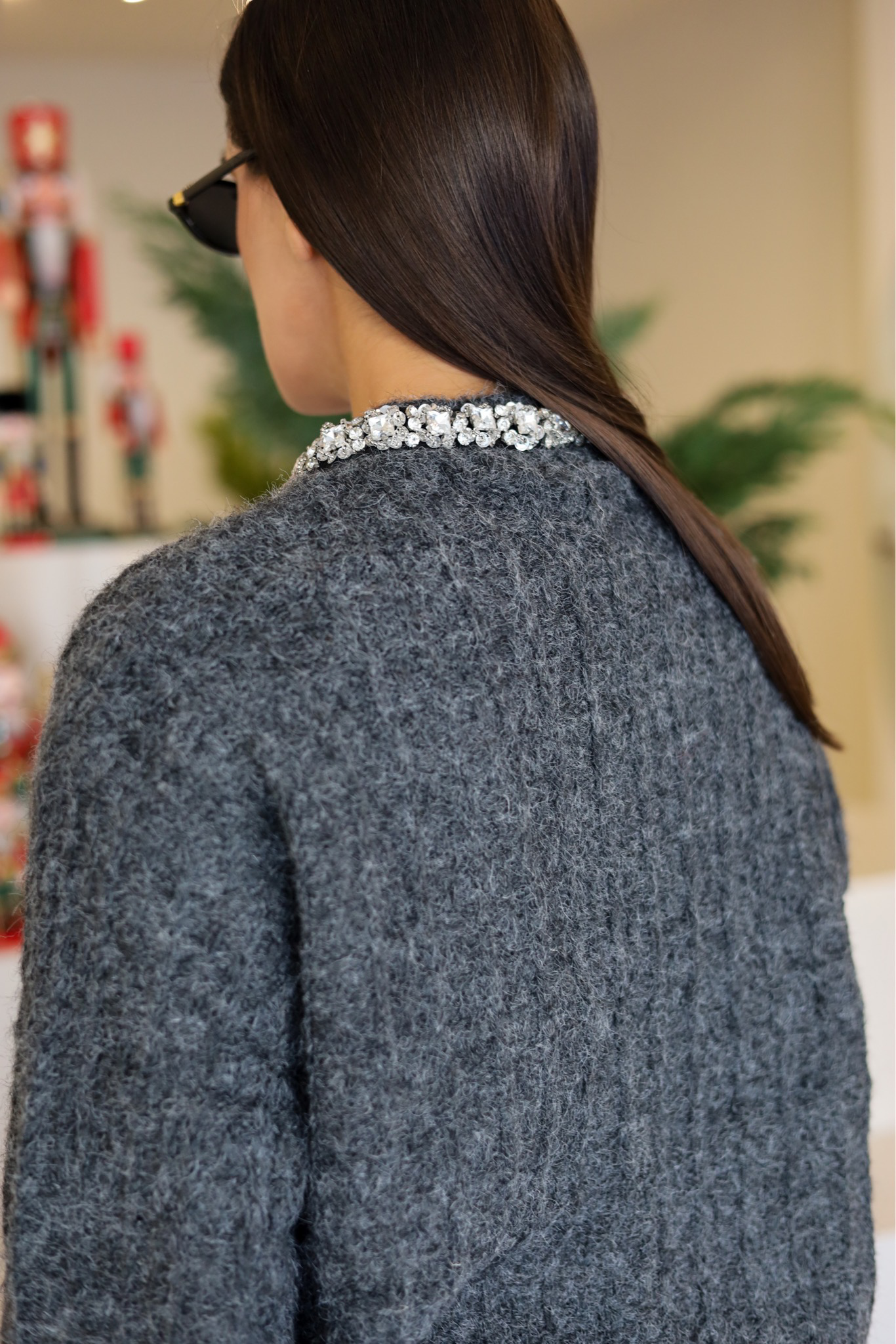 CASACO DE MALHA CINZA COM GOLA EM PEDRAS