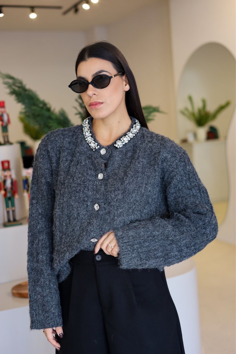 CASACO DE MALHA CINZA COM GOLA EM PEDRAS