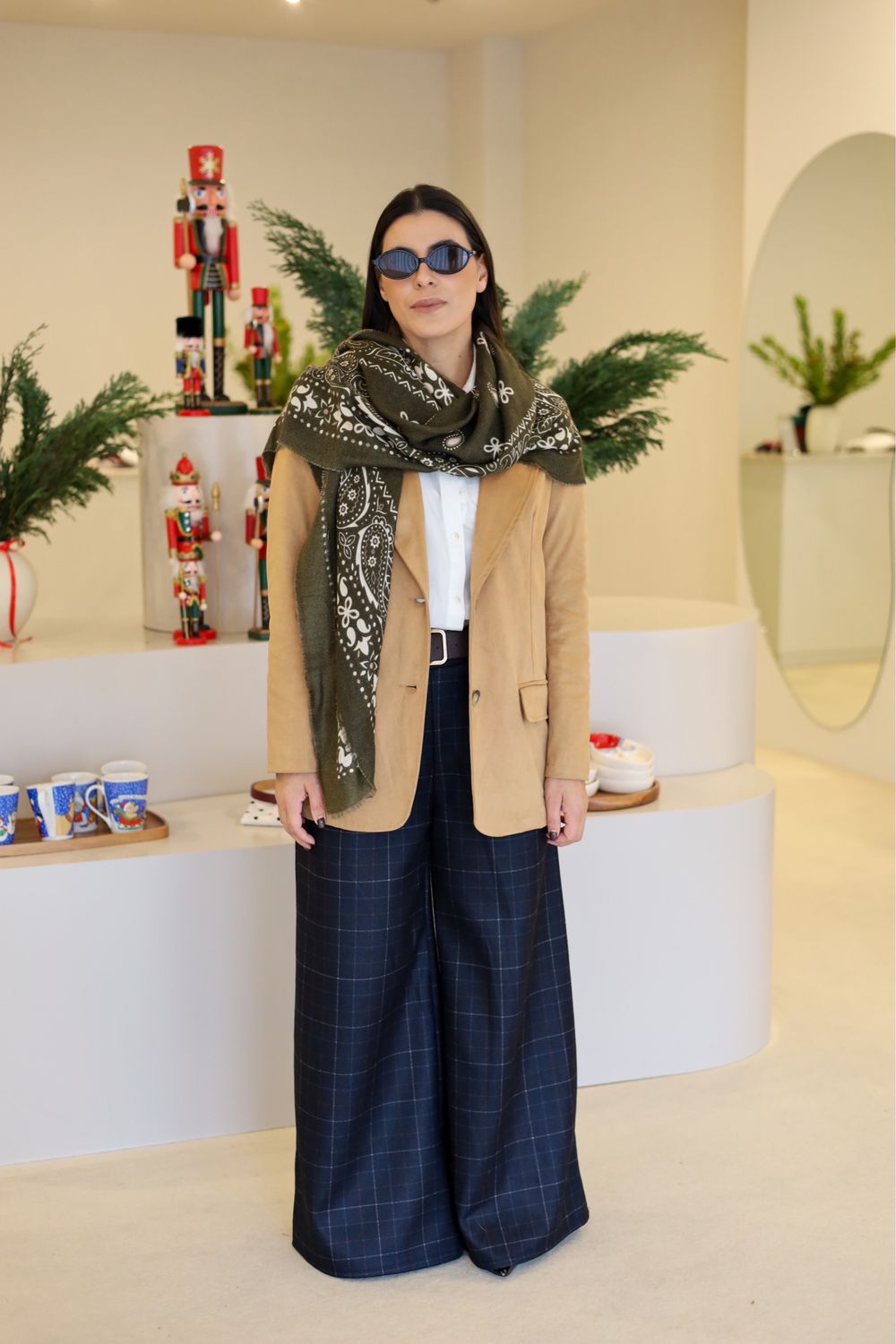 CALÇA AZUL COM PADRÃO