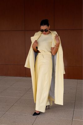 CALÇA RETAS COM EFEITO DE PELE LUMINA