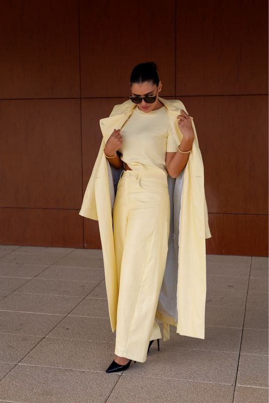 CALÇA RETAS COM EFEITO DE PELE LUMINA CALÇA RETAS COM EFEITO DE PELE LUMINA