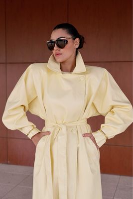 TRENCH COMPRIDO COM OMBREIRAS LUMINA