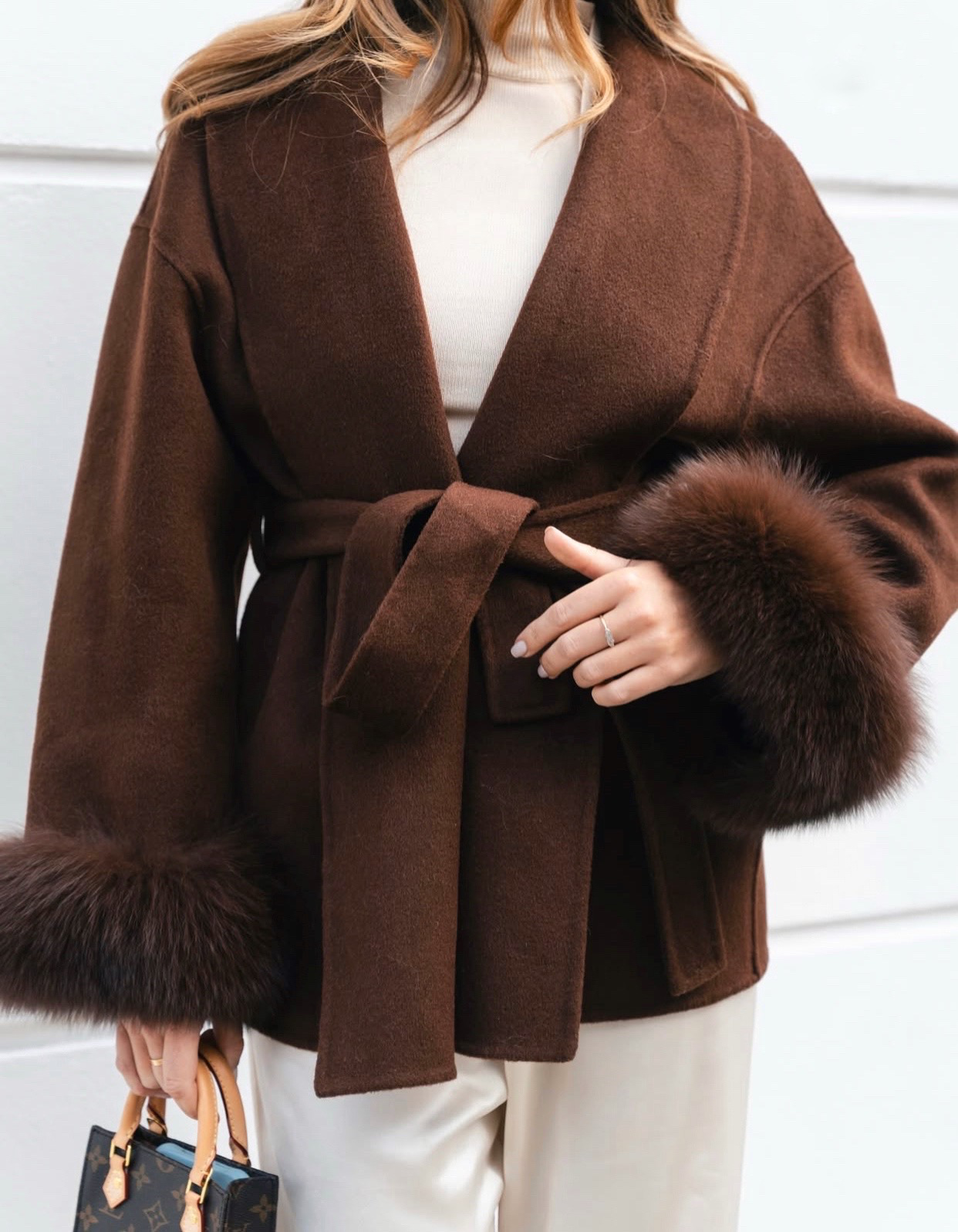 CASACO CASTANHO COM PELO