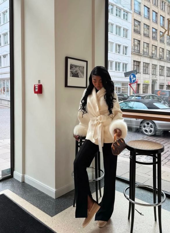 CASACO PÉROLA COM MANGA EM PELO CASACO PÉROLA COM MANGA EM PELO