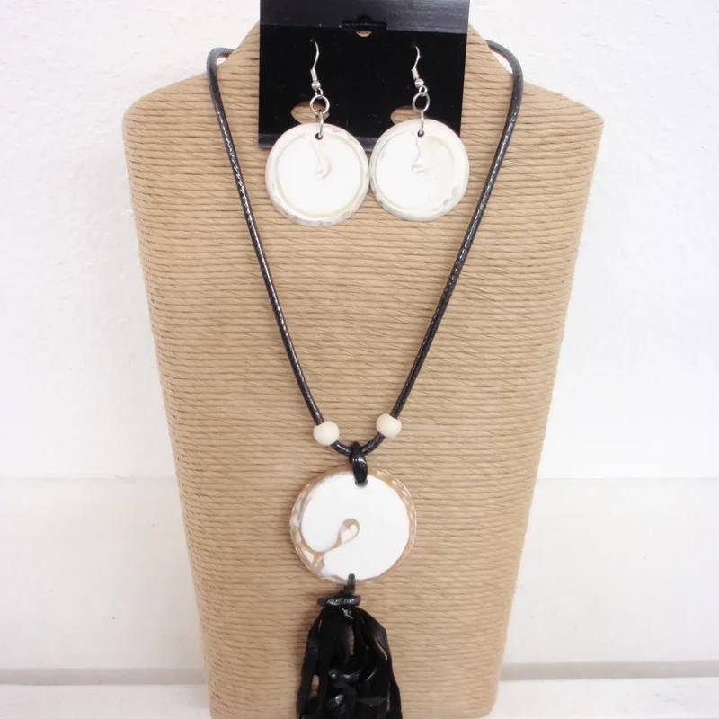 White Troca Shell Necklace Set