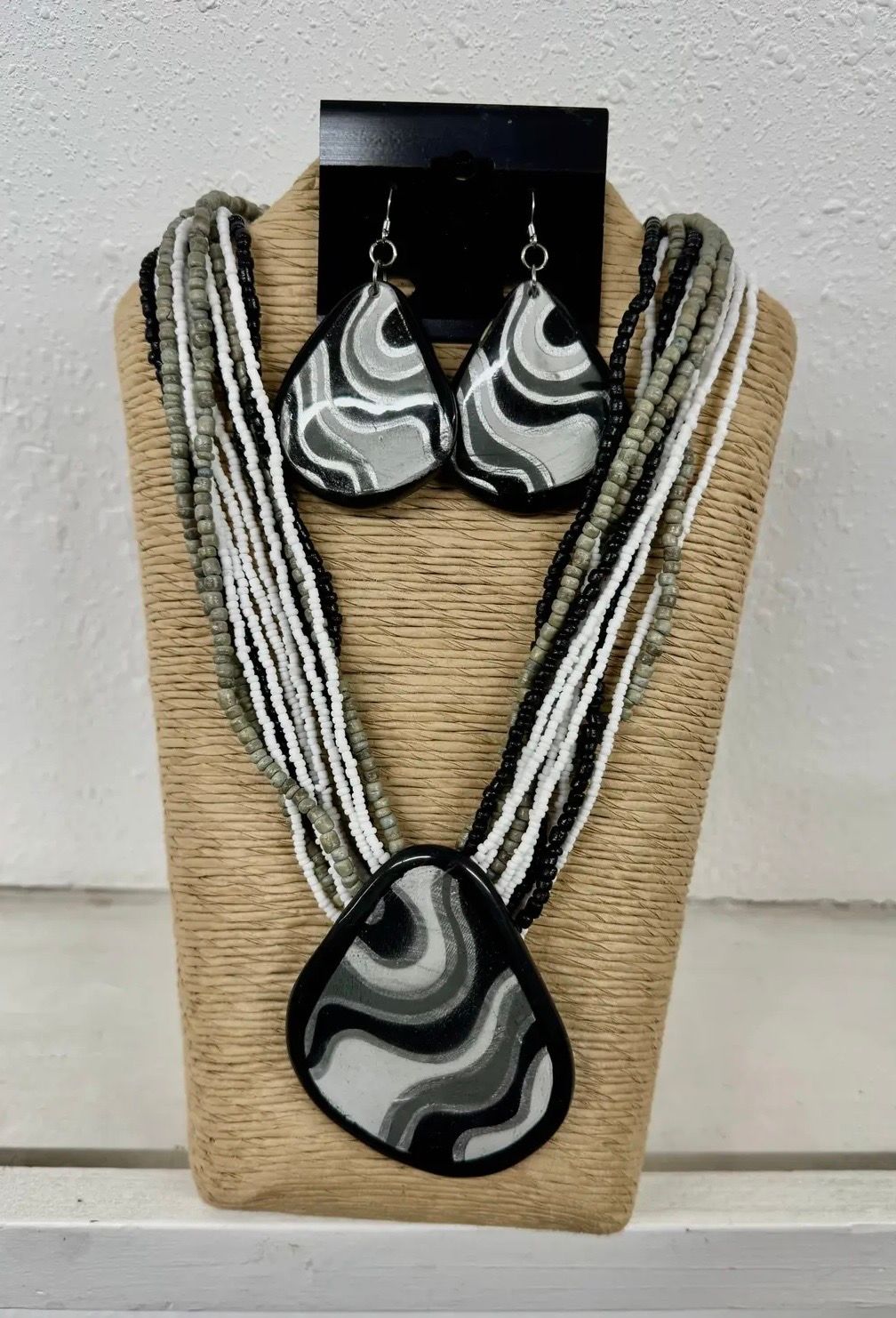 Black &amp; White Seeds Necklace Set