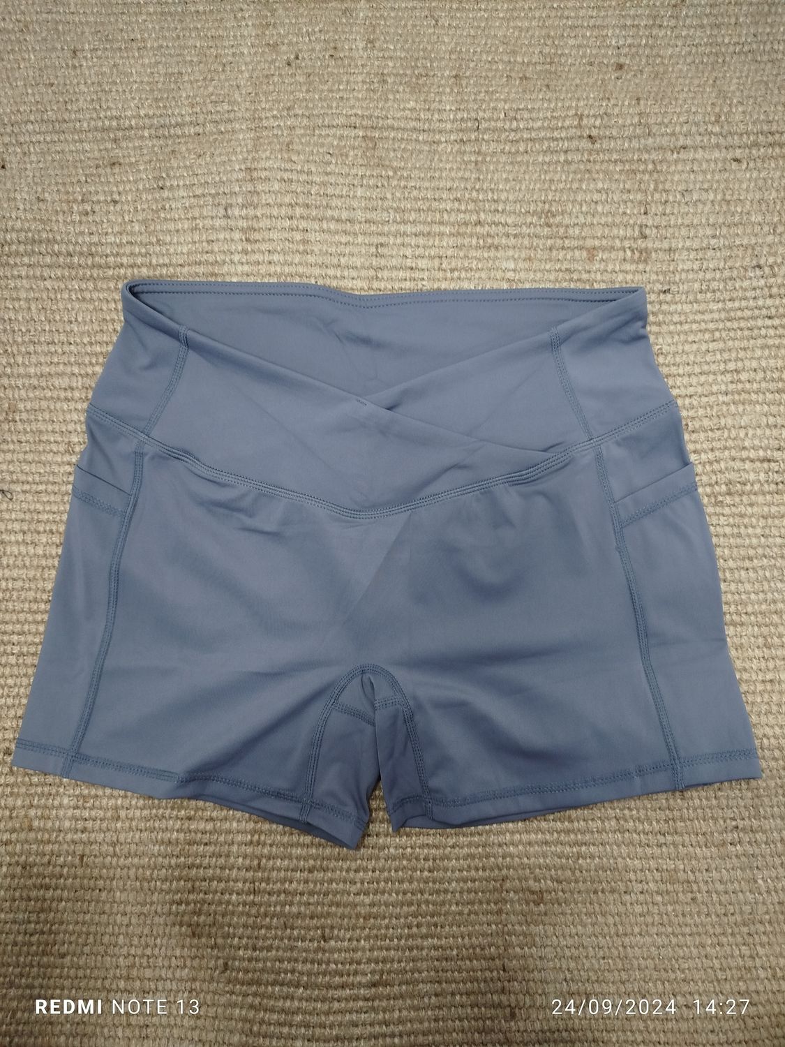 Short de licra con bolsillos en los costados