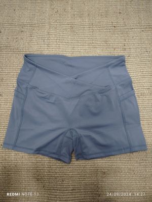Short de licra con bolsillos en los costados