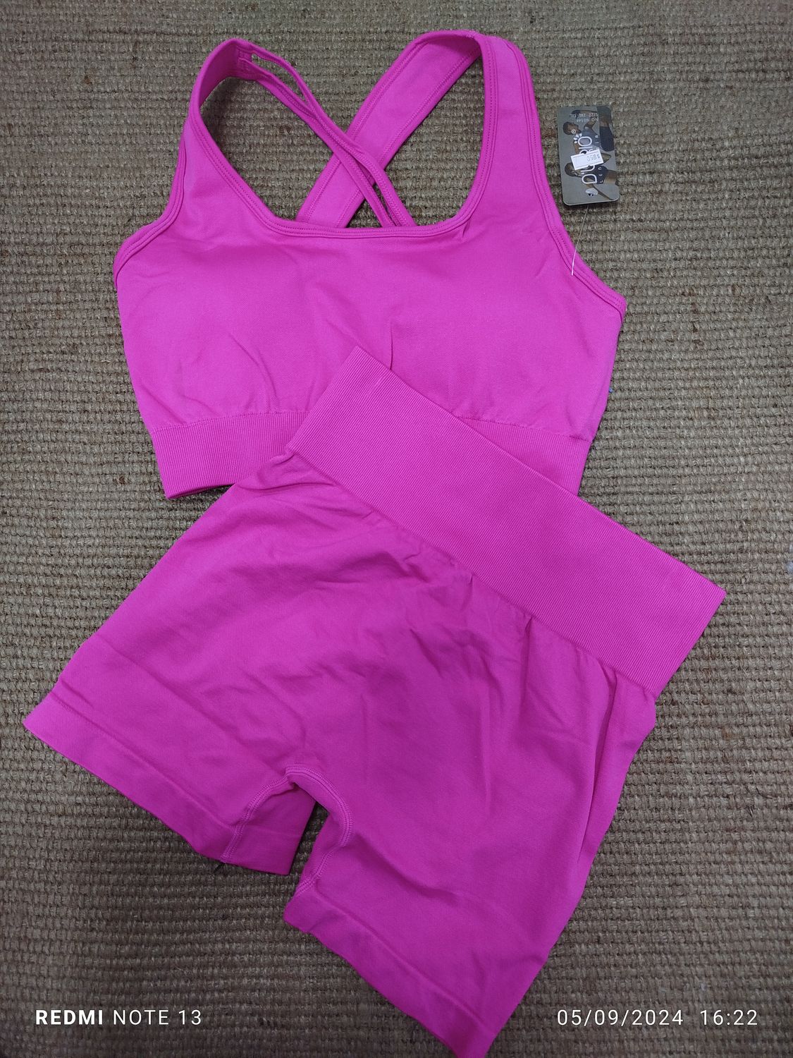 Conjunto deportivo liso con espalda cruzada y short levanta cola