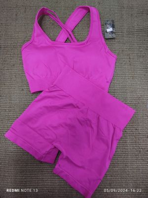Conjunto deportivo liso con espalda cruzada y short levanta cola