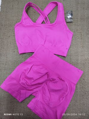 Conjunto deportivo liso con espalda cruzada y short levanta cola