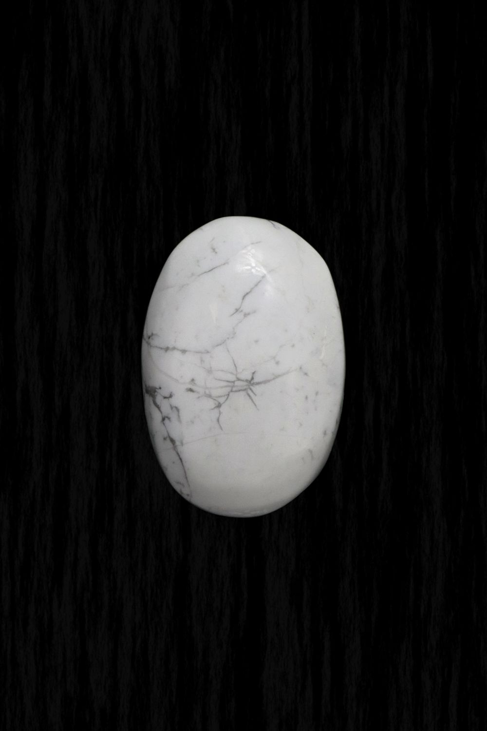 Howlite Palm Stone HWLP03