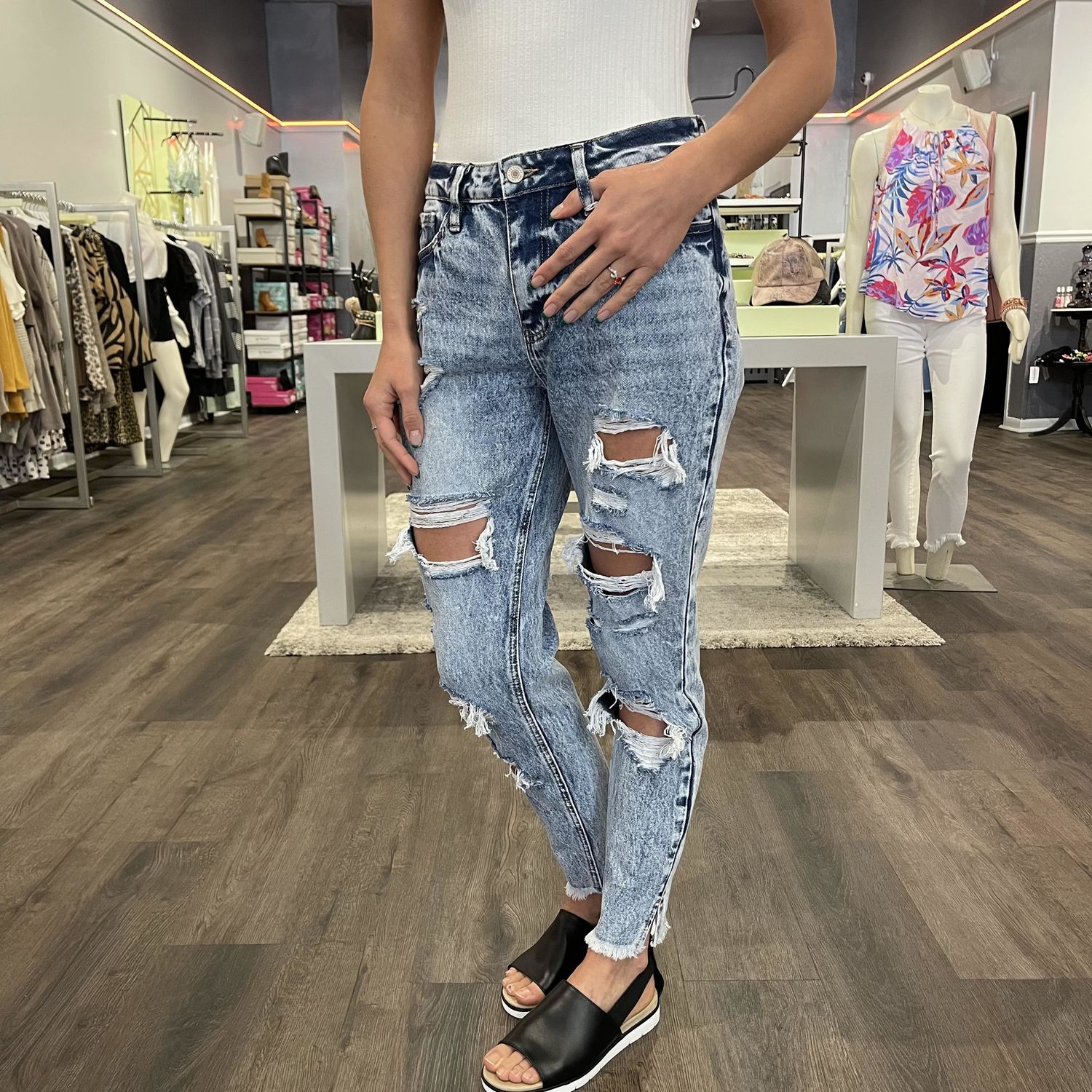 High Rise Fray Hem W/ Side Split Mom Jean
