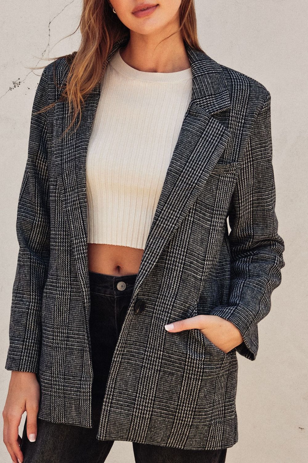 Natalie Checks Out Boyfriend Blazer - Black