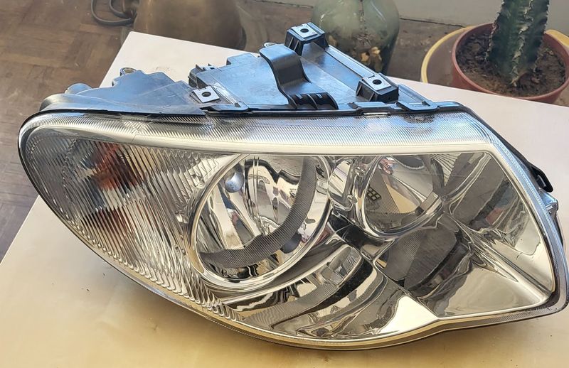 Phare avant voyager IV phase 2