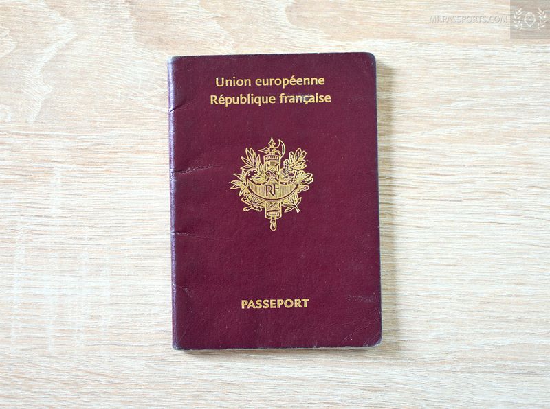 France 2005-2015 passport, very nice design.