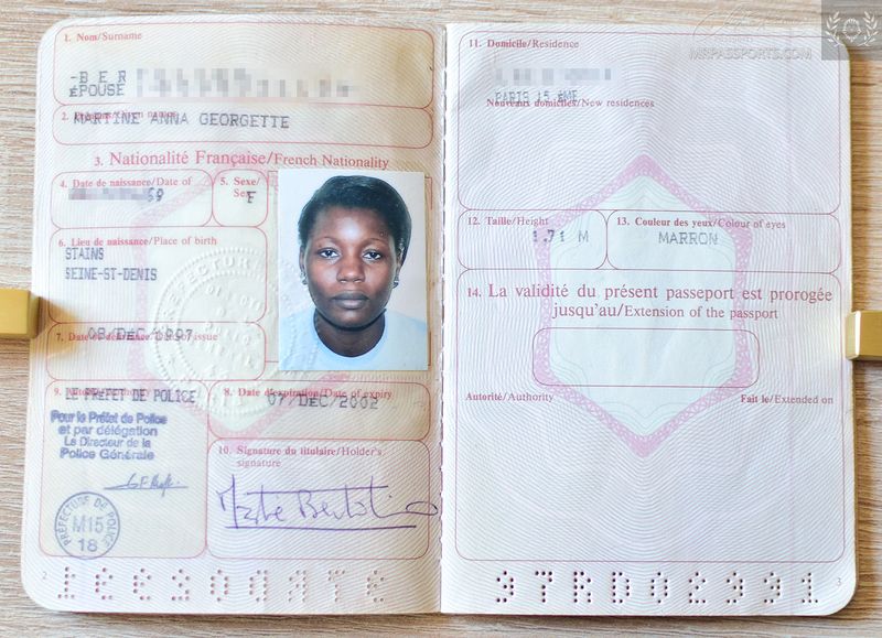 France 1997-2002 passport in very good condition