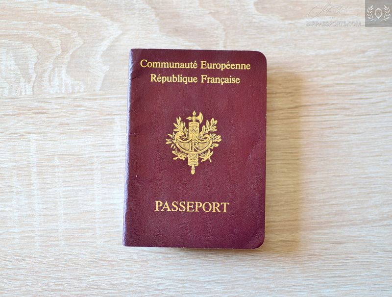 France 1997-2002 passport in very good condition