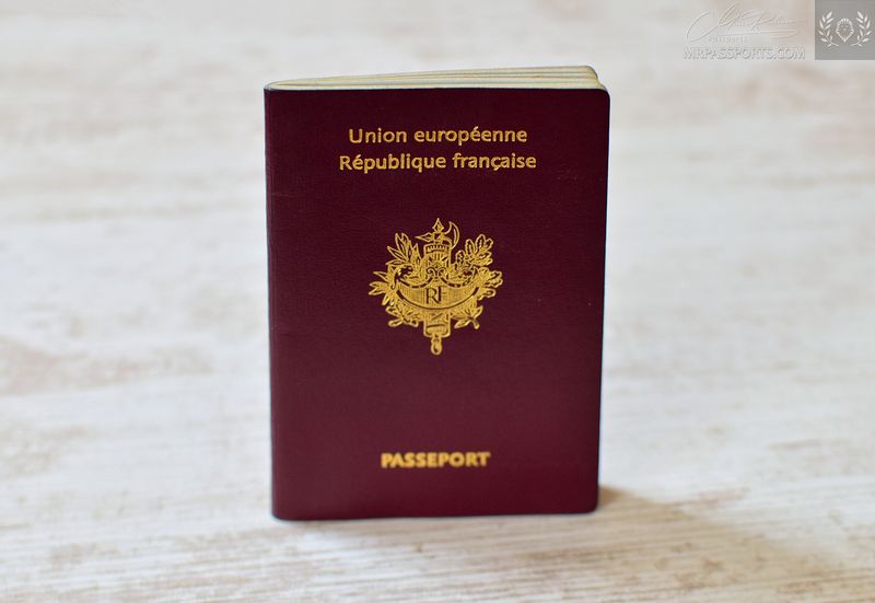France 2005-2006 pre-biometric Passport in excellent condition