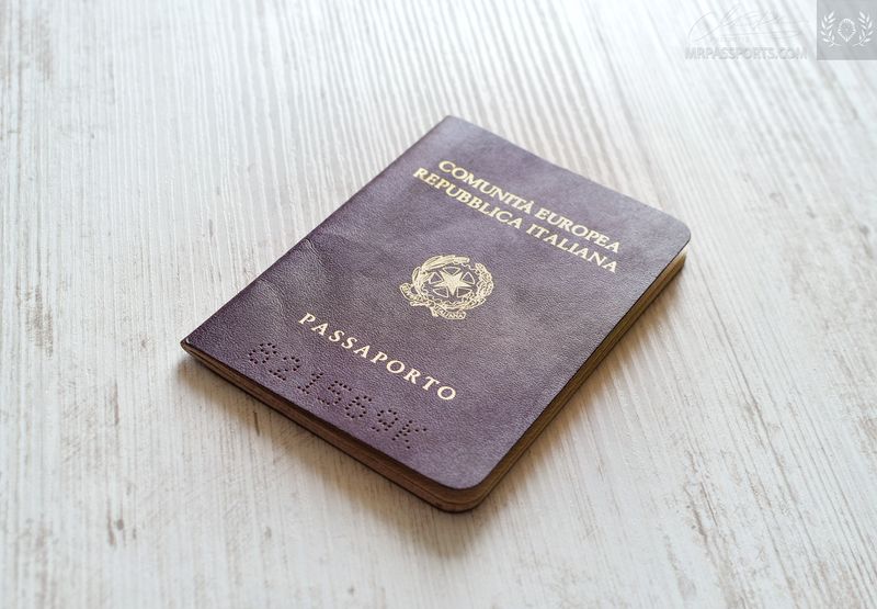 Italy 1993-2003 Passport in excellent condition