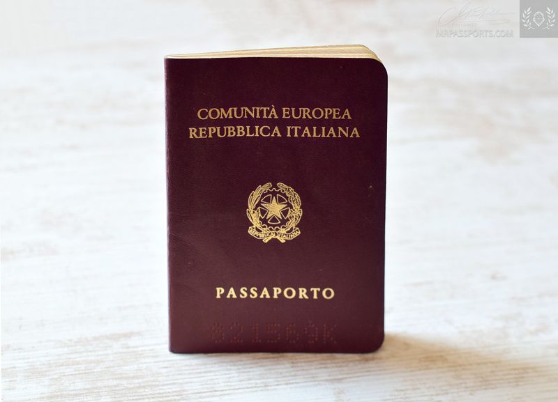 Italy 1993-2003 Passport in excellent condition