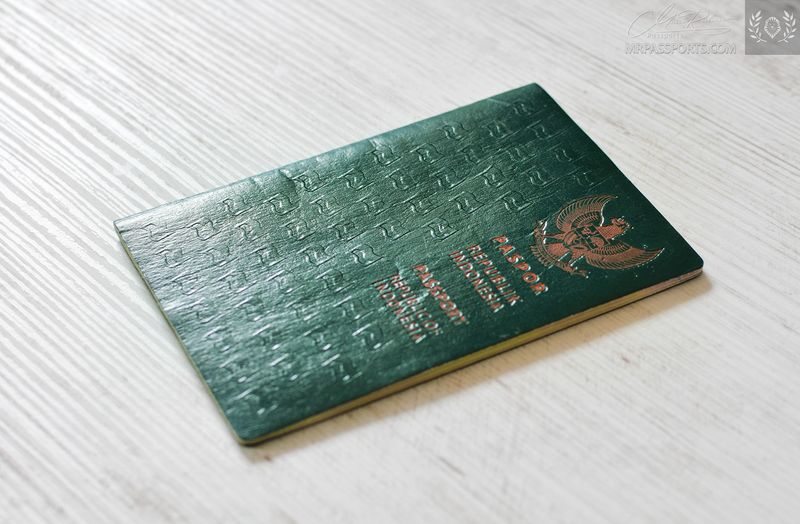 Indonesia 2013-2018 pre-biometric passport in excellent condition
