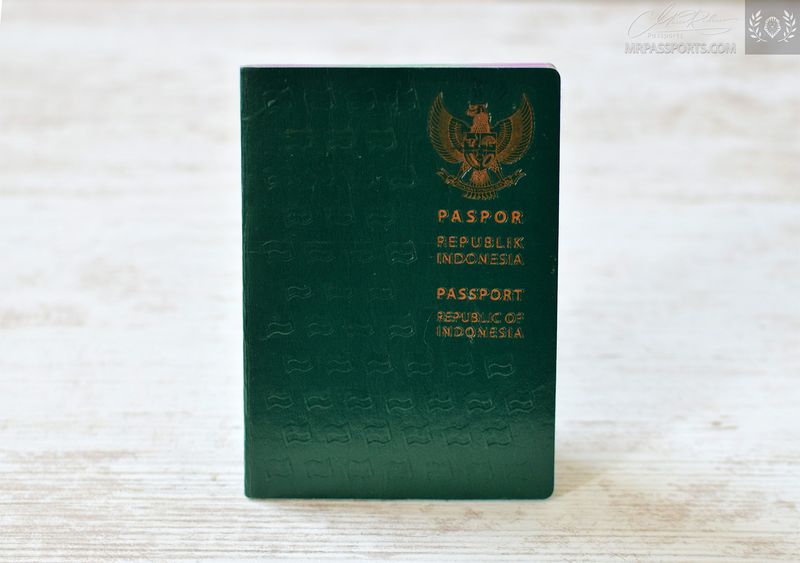 Indonesia 2013-2018 pre-biometric passport in excellent condition