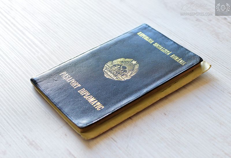 Romania 1991-1996 diplomatic passport from a jurist, full of visas and additional pages - Mega rare!
