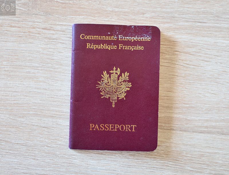 France 1988-1999 passport with additional holder's photo