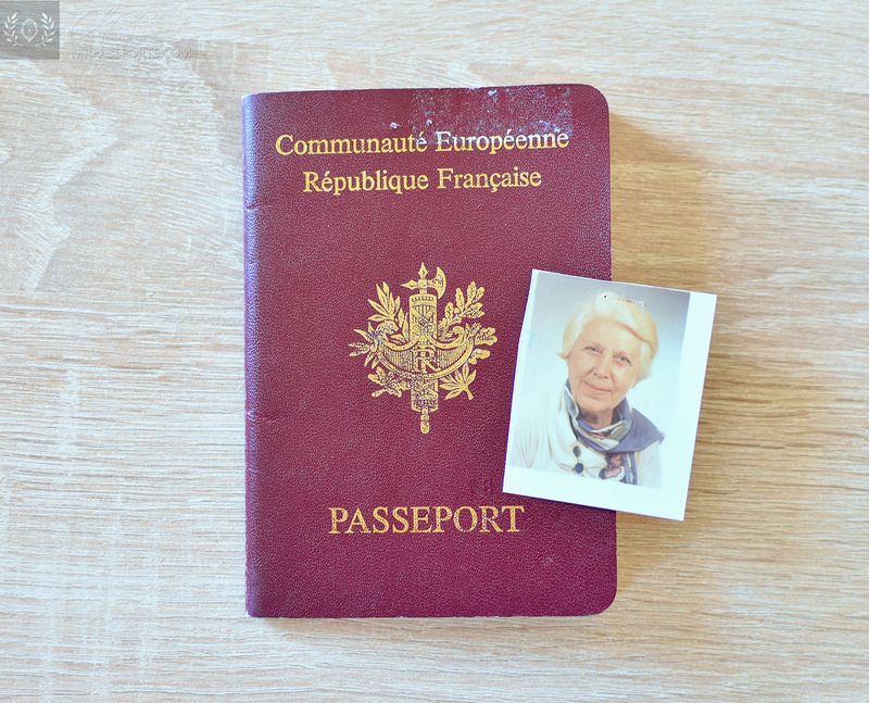 France 1988-1999 passport with additional holder's photo