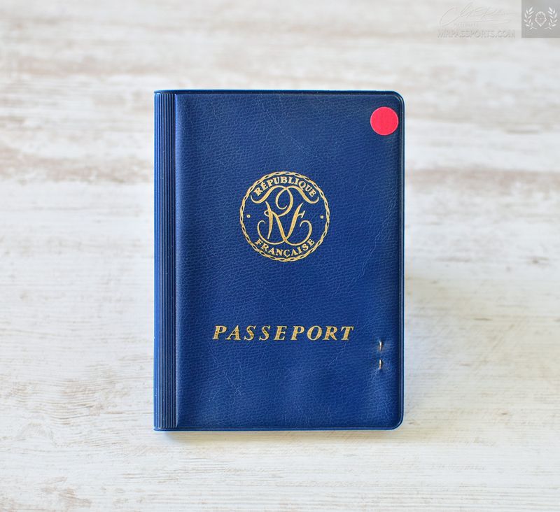 France 1975-1986 passport, given at Toulon (Var), lots of visas