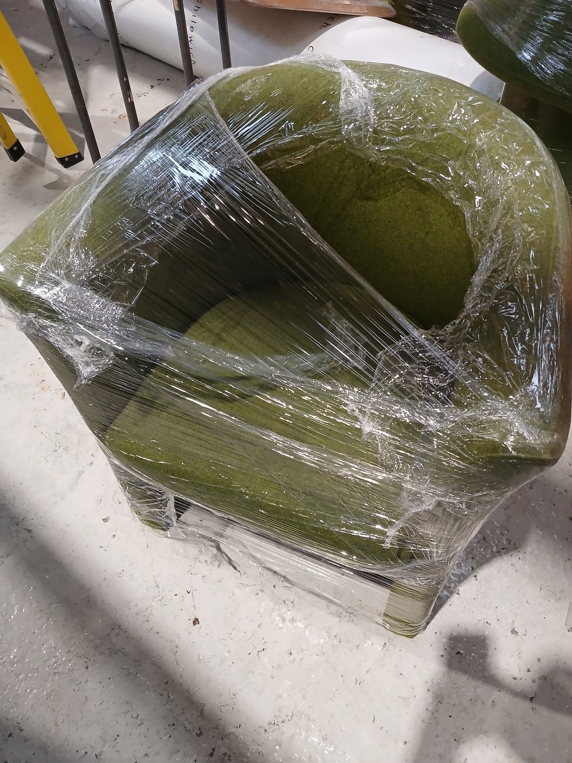 2 pallets of green chairs 4 chairs In total