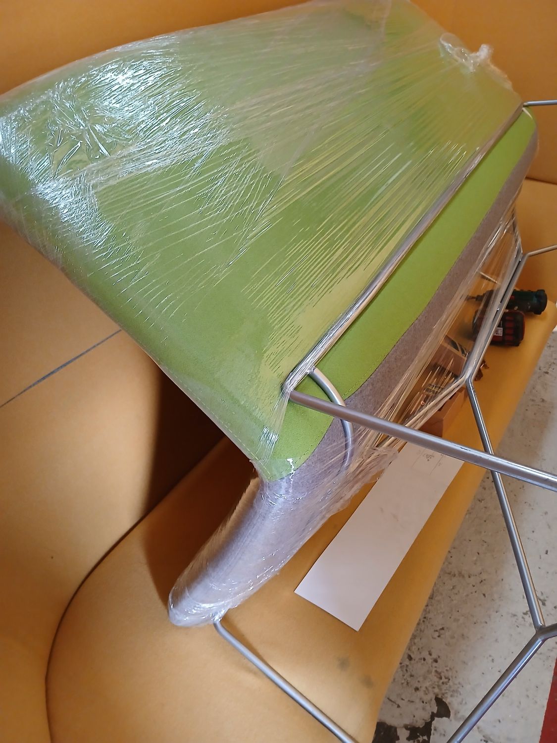 1 pallet of 1 green and grey sofa ( bottom of bay 16)