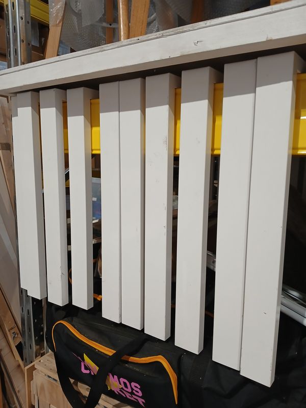 1 pallet of white metal table legs ( top of bay 11)