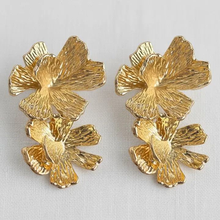 Artistic Floral Drop Earrings with Vintage Charm