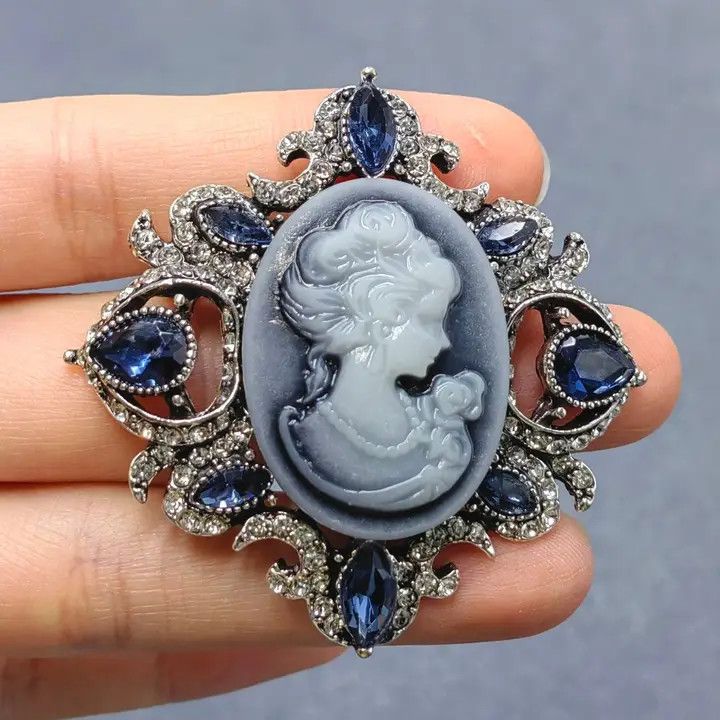 Vintage Noble Ladies Brooch