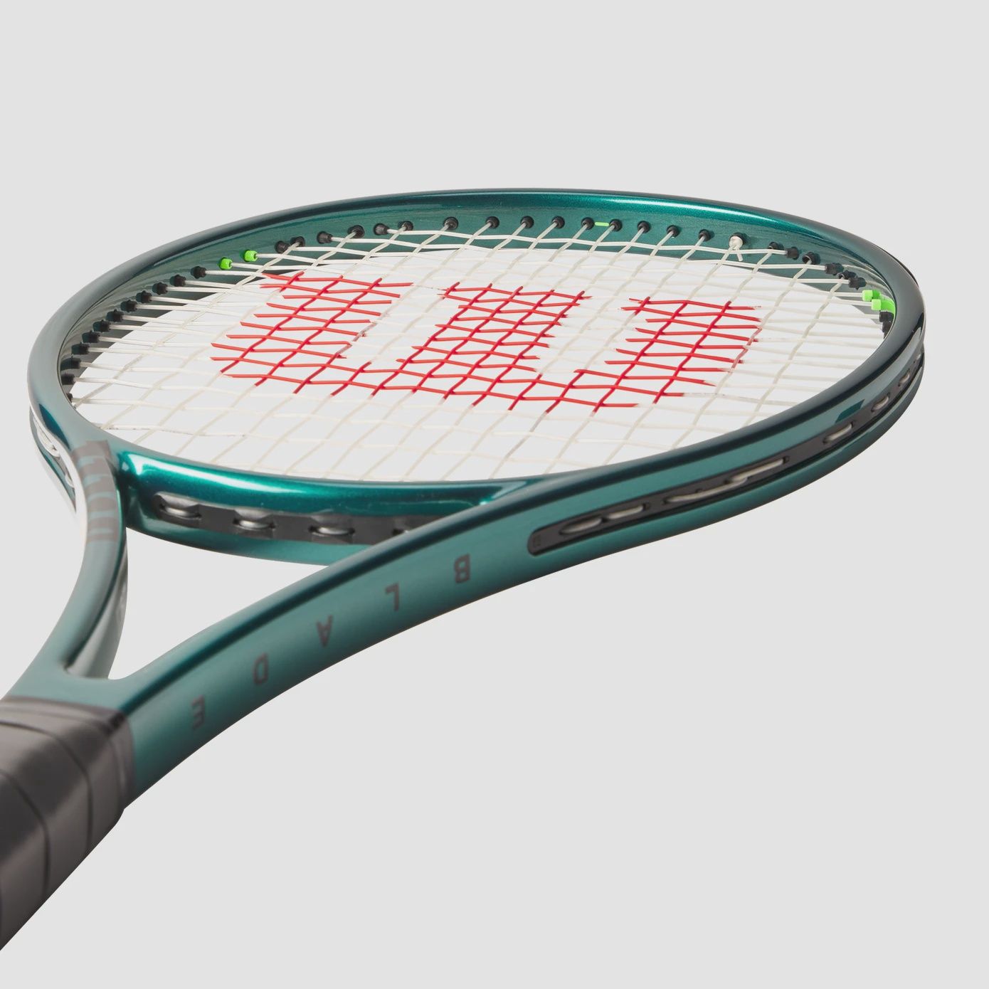 Wilson Blade Pro 98 V9 16x19 Tennis Racket