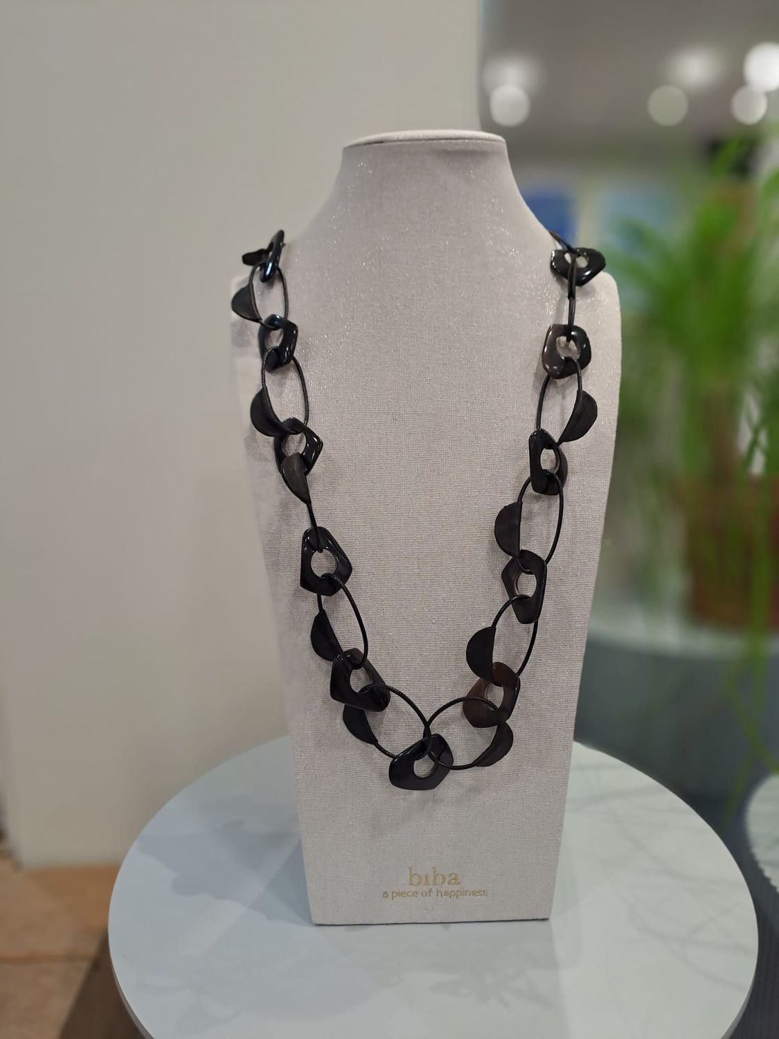 Ketting met zwarte schakels en leren flapjes